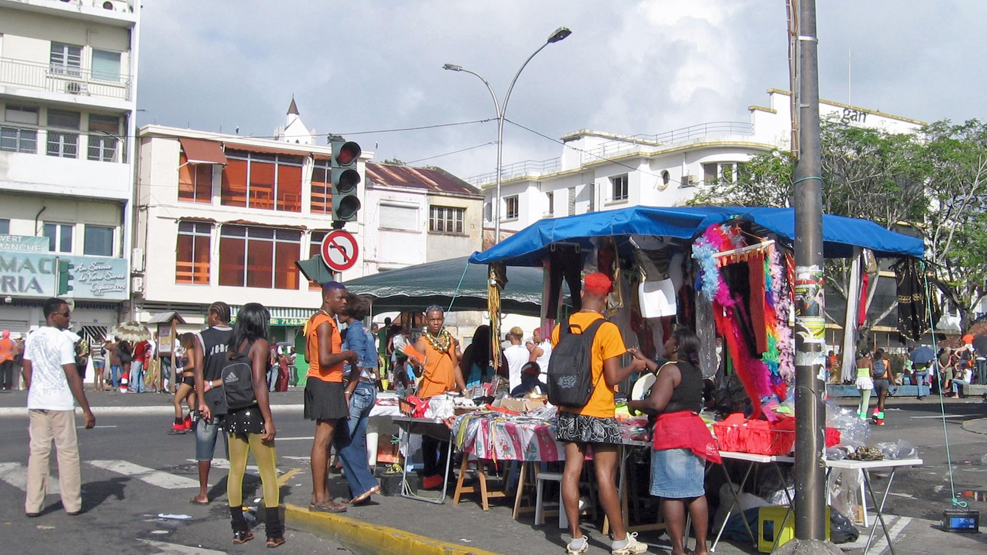 Verkaufsstand während des Karnevals in der Hauptstadt Fort de France auf der zu den Kleinen Antillen gehörenden Karibikinsel Martinique. Verkaufsstand während des Karnevals in der Hauptstadt Fort de France auf der zu den Kleinen Antillen gehörenden Karibikinsel Martinique.