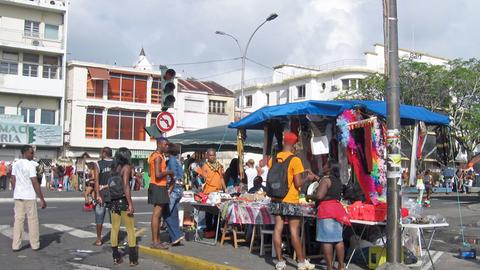 Verkaufsstand während des Karnevals in der Hauptstadt Fort de France auf der zu den Kleinen Antillen gehörenden Karibikinsel Martinique.