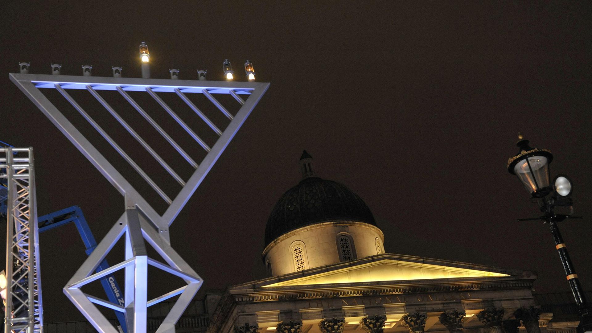 Festlichkeiten zur Chanukka, dem jüdischen Lichterfest, auf dem Londoner Trafalgar Square. Festlichkeiten zur Chanukka, dem jüdischen Lichterfest, auf dem Londoner Trafalgar Square.