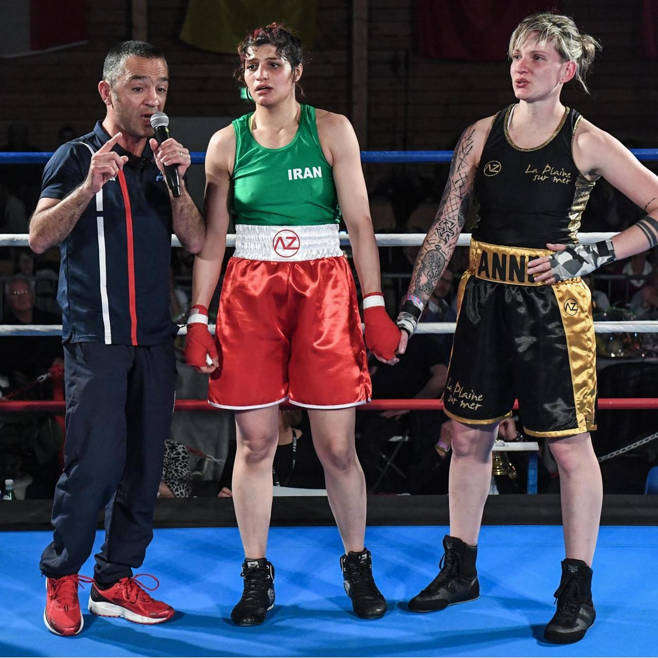 Das Foto aus Royan/Frankreich zeigt die iranische Boxerin Sadaf Khadem nach ihrem Kampf gegen die Französin Iran's Sadaf Khadem, links ihr Trainer Mahyar Monshipour.