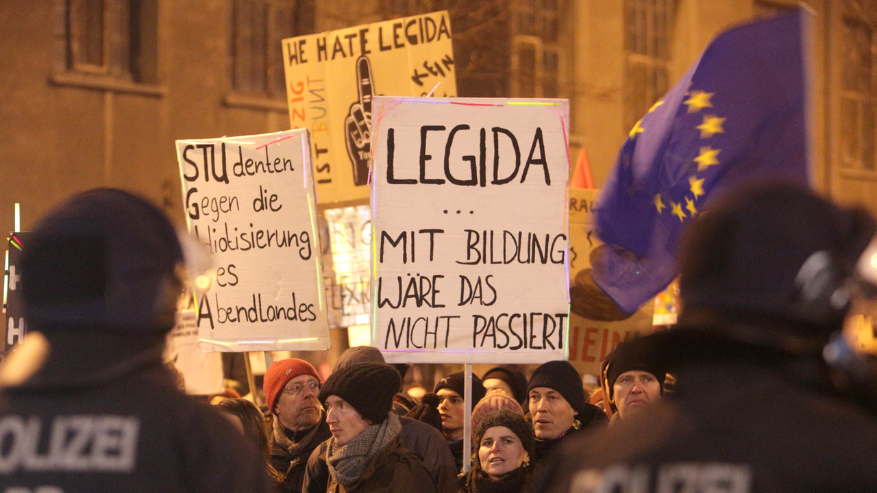Leipziger und Gäste der Stadt demonstrieren am 21.01.2015 in Leipzig (Sachsen) und halten Transparente mit der Aufschrift "Studenten gegen Idiotisierung des Abendlandes" und "Legida - mit Bildung wäre das nicht passiert". Mit der Demonstration protestieren sie gegen eine Großdemonstration der islamkritischen Bewegung "Leipzig gegen die Islamisierung des Abendlandes" (Legida), einem regionalen Ableger der Pegida-Bewegung. Leipziger und Gäste der Stadt demonstrieren am 21.01.2015 in Leipzig (Sachsen) und halten Transparente mit der Aufschrift "Studenten gegen Idiotisierung des Abendlandes" und "Legida - mit Bildung wäre das nicht passiert". Mit der Demonstration protestieren sie gegen eine Großdemonstration der islamkritischen Bewegung "Leipzig gegen die Islamisierung des Abendlandes" (Legida), einem regionalen Ableger der Pegida-Bewegung.