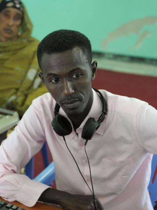 Einer der Radio Mogadischu-Mitarbeiter bedient eine Anwendung, mit der das analoge Radio-Archiv Stück für Stück digitalisiert wird.