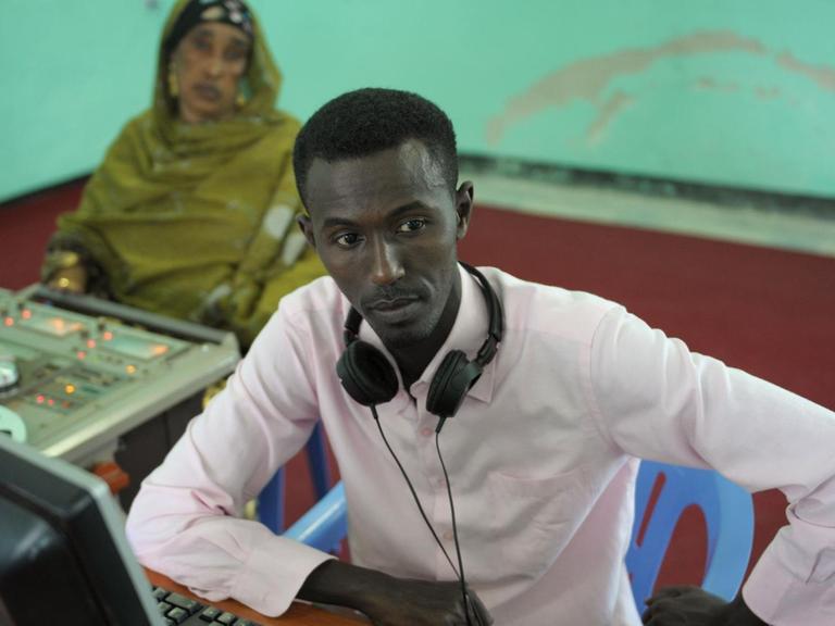 Einer der Radio Mogadischu-Mitarbeiter bedient eine Anwendung, mit der das analoge Radio-Archiv Stück für Stück digitalisiert wird.
