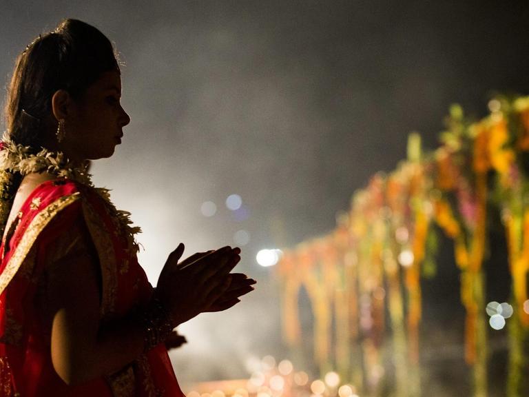 Silhouette einer Frau in einem traditionellen Hindu-Kostüm.