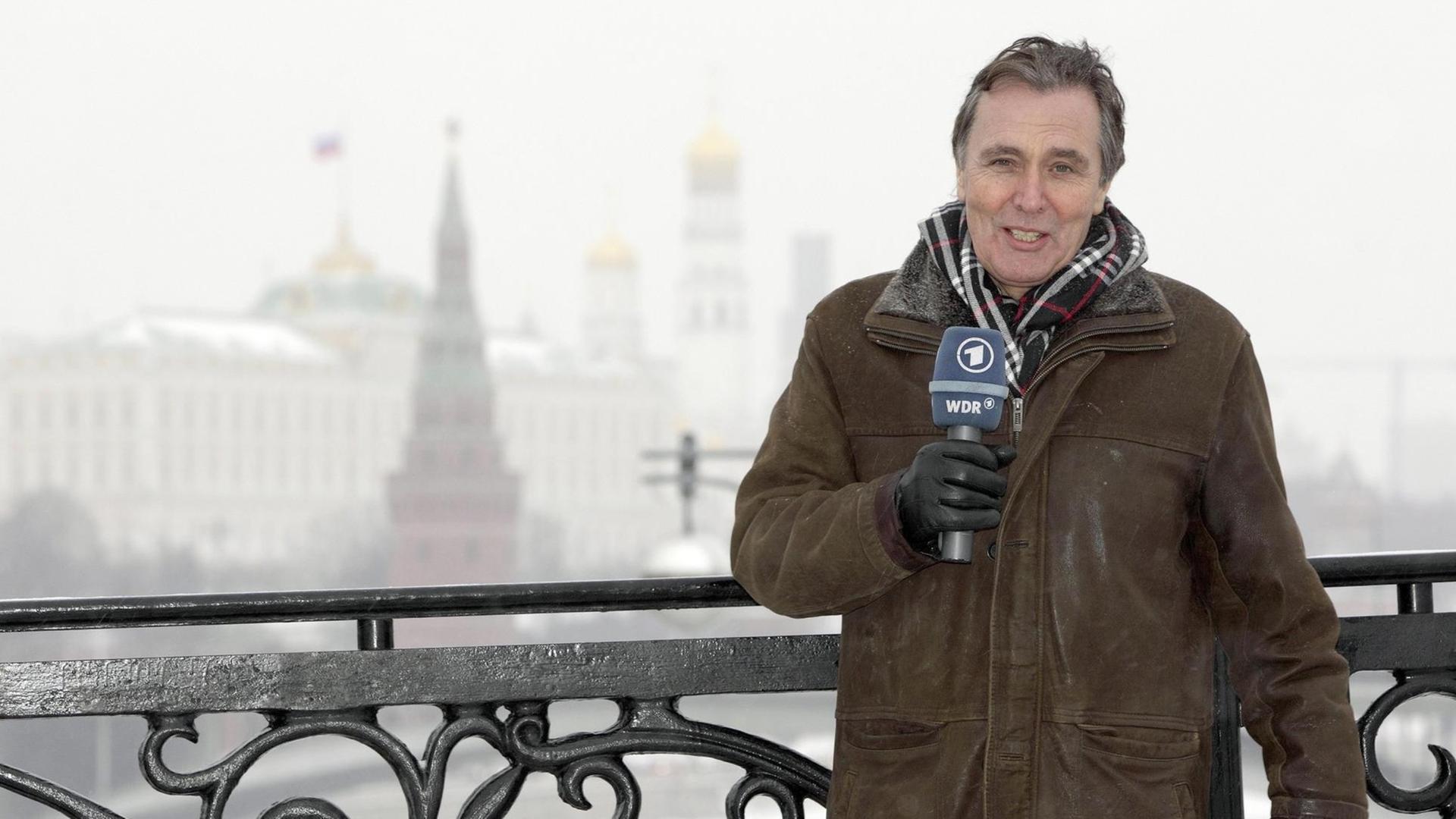 Hermann Krause steht mit einem Mikrofon der ARD vor einer verschneiten Winderlandschaft in Moskau. Hermann Krause steht mit einem Mikrofon der ARD vor einer verschneiten Winderlandschaft in Moskau.