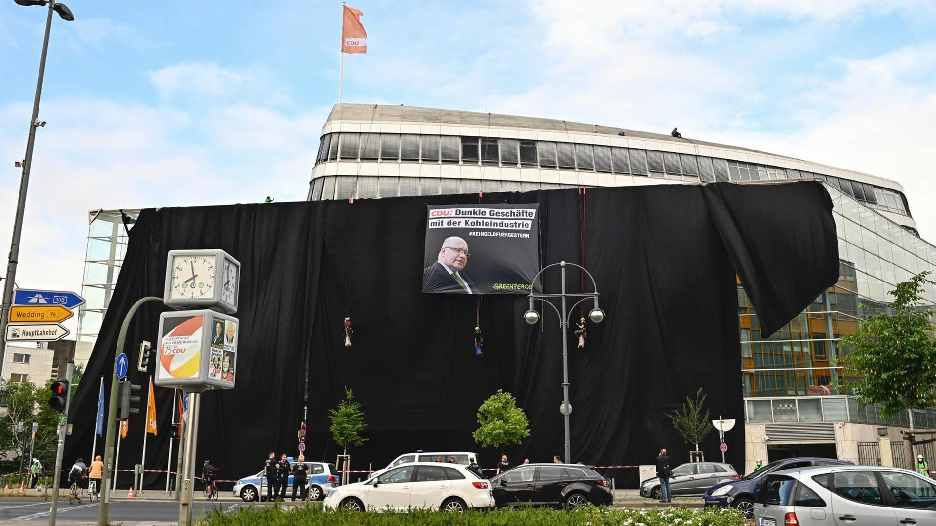 Die CDU-Zentrale ist mit schwarzen Tüchern verhängt und einem Plakat, auf dem steht: "Dunkle Geschäfte mit der Kohleindustrie". Die CDU-Zentrale ist mit schwarzen Tüchern verhängt und einem Plakat, auf dem steht: "Dunkle Geschäfte mit der Kohleindustrie".
