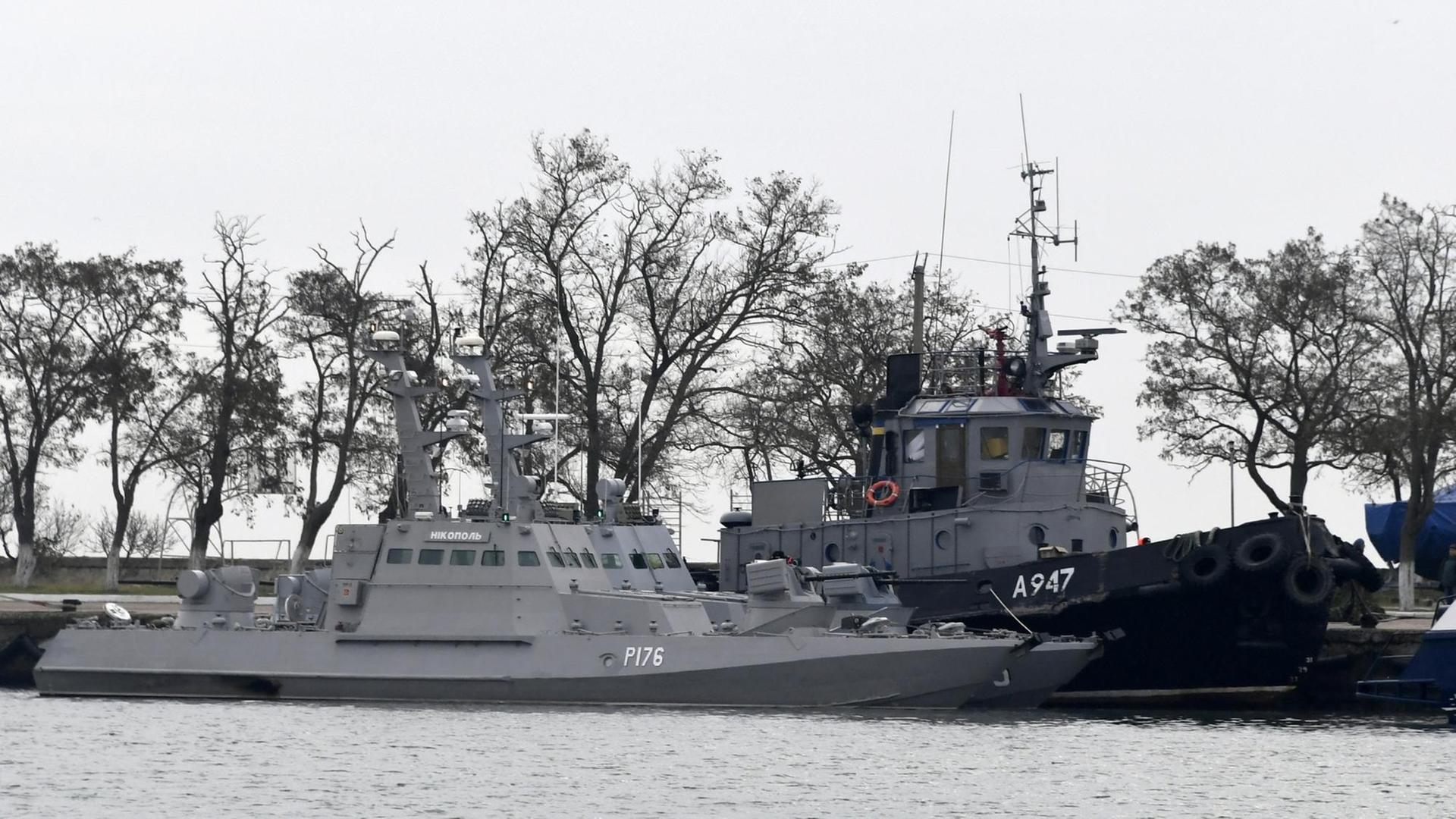 Drei ukrainische Schiffe liegen in der Nähe der Meerenge von Kertsch vor der von Moskau annektierte ukrainische Halbinsel Krim. Die Schiffe waren am Sonntag den 25.11.2018 von der Russischen Marine aufgebracht und gekapert worden und werden wegen angeblicher Grenzverletzung festgehalten. Drei ukrainische Schiffe liegen in der Nähe der Meerenge von Kertsch vor der von Moskau annektierte ukrainische Halbinsel Krim. Die Schiffe waren am Sonntag den 25.11.2018 von der Russischen Marine aufgebracht und gekapert worden und werden wegen angeblicher Grenzverletzung festgehalten.
