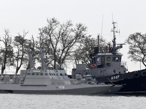 Drei ukrainische Schiffe liegen in der Nähe der Meerenge von Kertsch vor der von Moskau annektierte ukrainische Halbinsel Krim. Die Schiffe waren am Sonntag den 25.11.2018 von der Russischen Marine aufgebracht und gekapert worden und werden wegen angeblicher Grenzverletzung festgehalten.