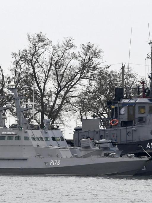 Drei ukrainische Schiffe liegen in der Nähe der Meerenge von Kertsch vor der von Moskau annektierte ukrainische Halbinsel Krim. Die Schiffe waren am Sonntag den 25.11.2018 von der Russischen Marine aufgebracht und gekapert worden und werden wegen angeblicher Grenzverletzung festgehalten.