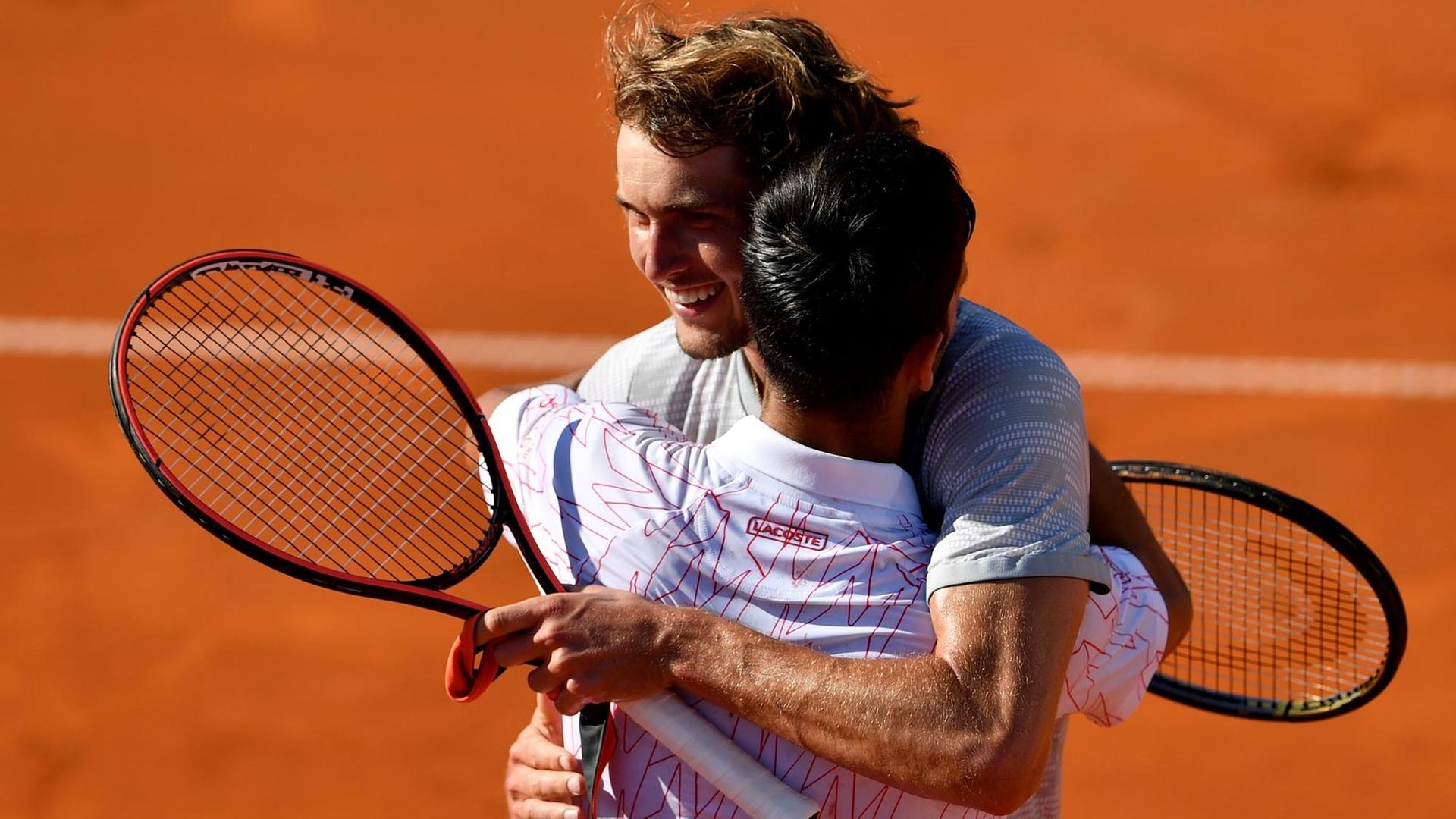 Zwei Tennis-Spieler haben sich bei dem Turnier umarmt. Zwei Tennis-Spieler haben sich bei dem Turnier umarmt.