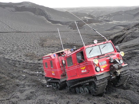 Die Pistenraupe kämpft sich den aschebedeckten Eyjafjallajökull hinauf. Die Pistenraupe kämpft sich den aschebedeckten Eyjafjallajökull hinauf.
