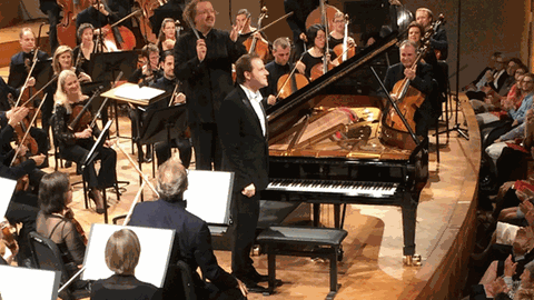 Der Pianist Lukáš Vondráček und die Brüsseler Philharmoniker unter Leitung von Stéphane Denève beim Concours Reine Elisabeth 2016