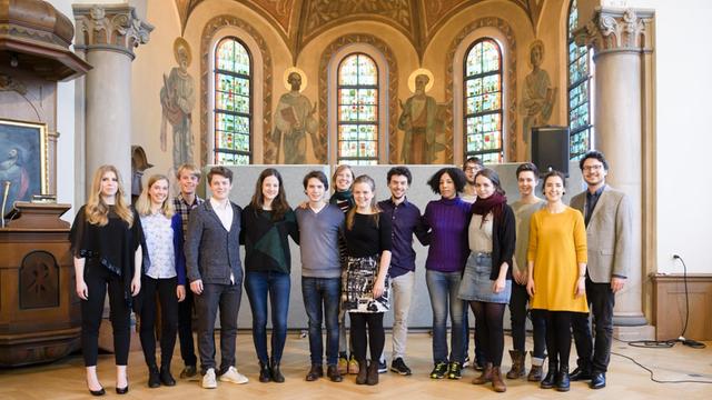 Die Stipendiaten und Stipendiatinnen des Deutschen Musikwettbewerbs 2019 stehen nebeneinander aufgereiht.