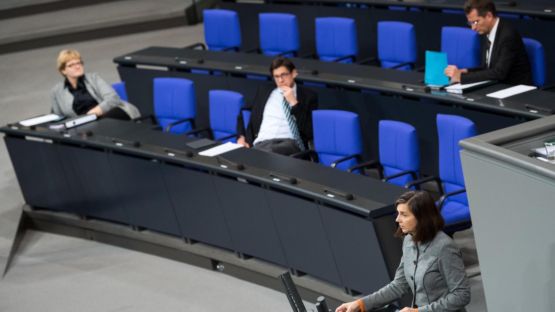 Katrin Göring-Eckardt, Fraktionsvorsitzende von Bündnis 90/Die Grünen, spricht am 30.11.2016 zu Beginn der Aktuellen Stunde zur Lage in Aleppo und Syrien im Deutschen Bundestag in Berlin vor einer nur spärlich besetzten Regierungsbank. Katrin Göring-Eckardt, Fraktionsvorsitzende von Bündnis 90/Die Grünen, spricht am 30.11.2016 zu Beginn der Aktuellen Stunde zur Lage in Aleppo und Syrien im Deutschen Bundestag in Berlin vor einer nur spärlich besetzten Regierungsbank.