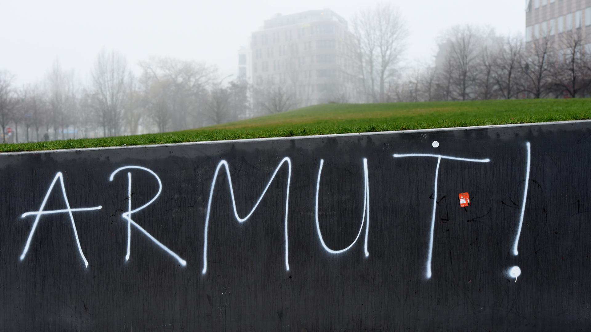 "Armut" steht auf einer Mauer in der Berliner Stadtmitte