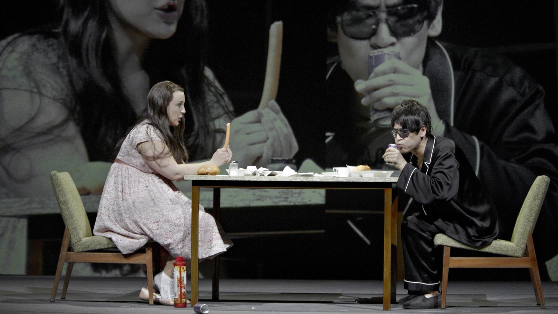 Szene aus der Inszenierung "Reigen" an der Oper Stuttgart 2016. Szene aus der Inszenierung "Reigen" an der Oper Stuttgart 2016.