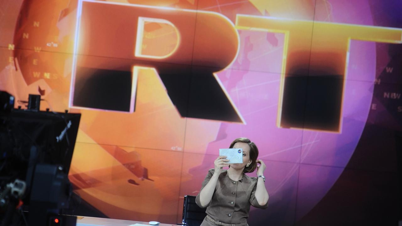 Eine Moderatorin des englischsprachigen Ablegers von Russia Today bereitet sich auf die Sendung vor. Eine Moderatorin des englischsprachigen Ablegers von Russia Today bereitet sich auf die Sendung vor.