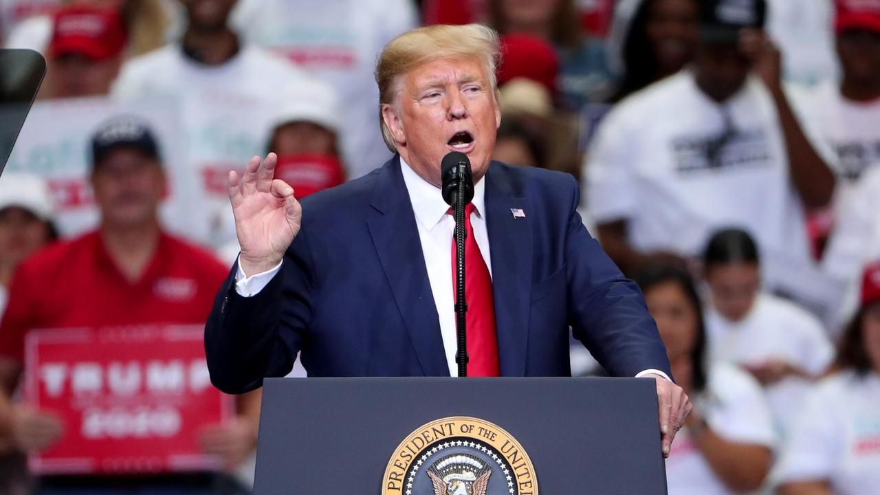 Donald Trump steht am Redepult während einer Wahlkampf-Veranstaltung in Texas Donald Trump steht am Redepult während einer Wahlkampf-Veranstaltung in Texas