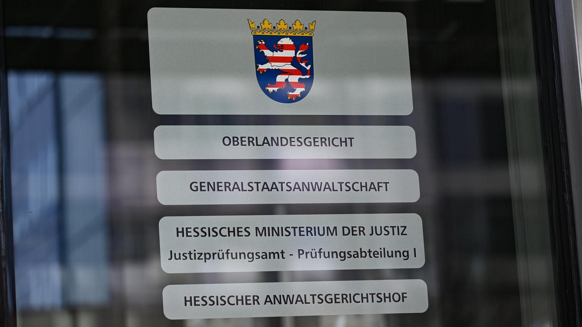 Der Eingangsbereich des Oberlandesgerichts (OLG) Frankfurt und der Generalstaatsanwaltschaft ist mit den Namen der Dienststellen beschriftet Der Eingangsbereich des Oberlandesgerichts (OLG) Frankfurt und der Generalstaatsanwaltschaft ist mit den Namen der Dienststellen beschriftet