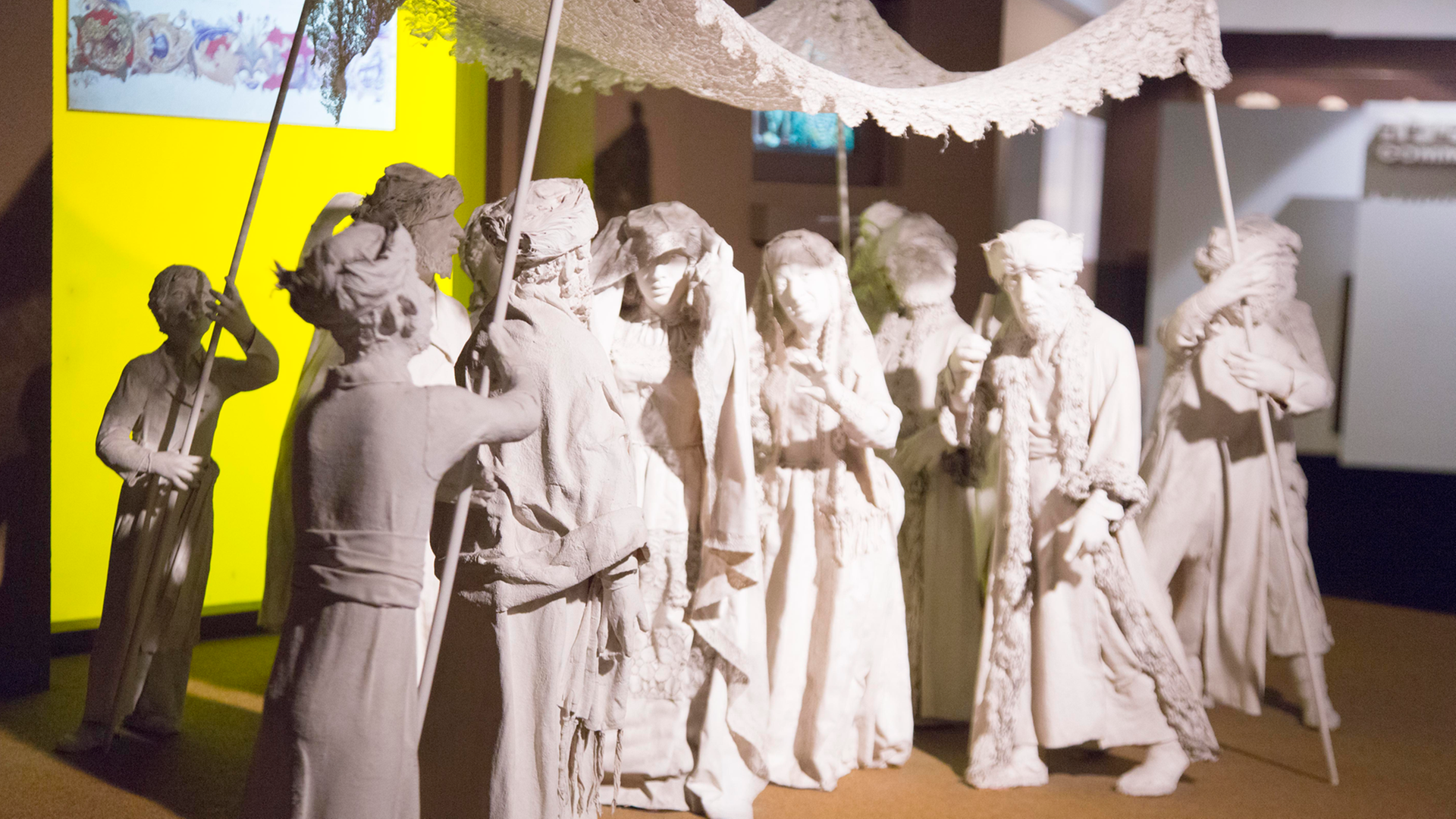Im Diaspora Museum in Tel Aviv ist eine Skulptur, die eine jüdische Hochzeit zeigt. Die Hochzeitsgesellschaft ist unter einem Traubaldachin, Im Diaspora Museum in Tel Aviv ist eine Skulptur, die eine jüdische Hochzeit zeigt. Die Hochzeitsgesellschaft ist unter einem Traubaldachin,