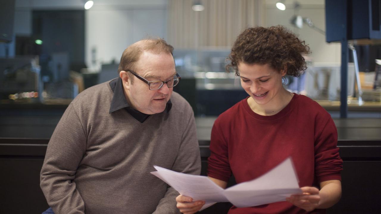 Kriminal-Hörspiel: "Rolltreppen ins Nichts" Produktion Deutschlandradio Kultur 2016 Abgebildet: Gustav-Peter Wöhler, Maria Perlick Kriminal-Hörspiel: "Rolltreppen ins Nichts" Produktion Deutschlandradio Kultur 2016 Abgebildet: Gustav-Peter Wöhler, Maria Perlick