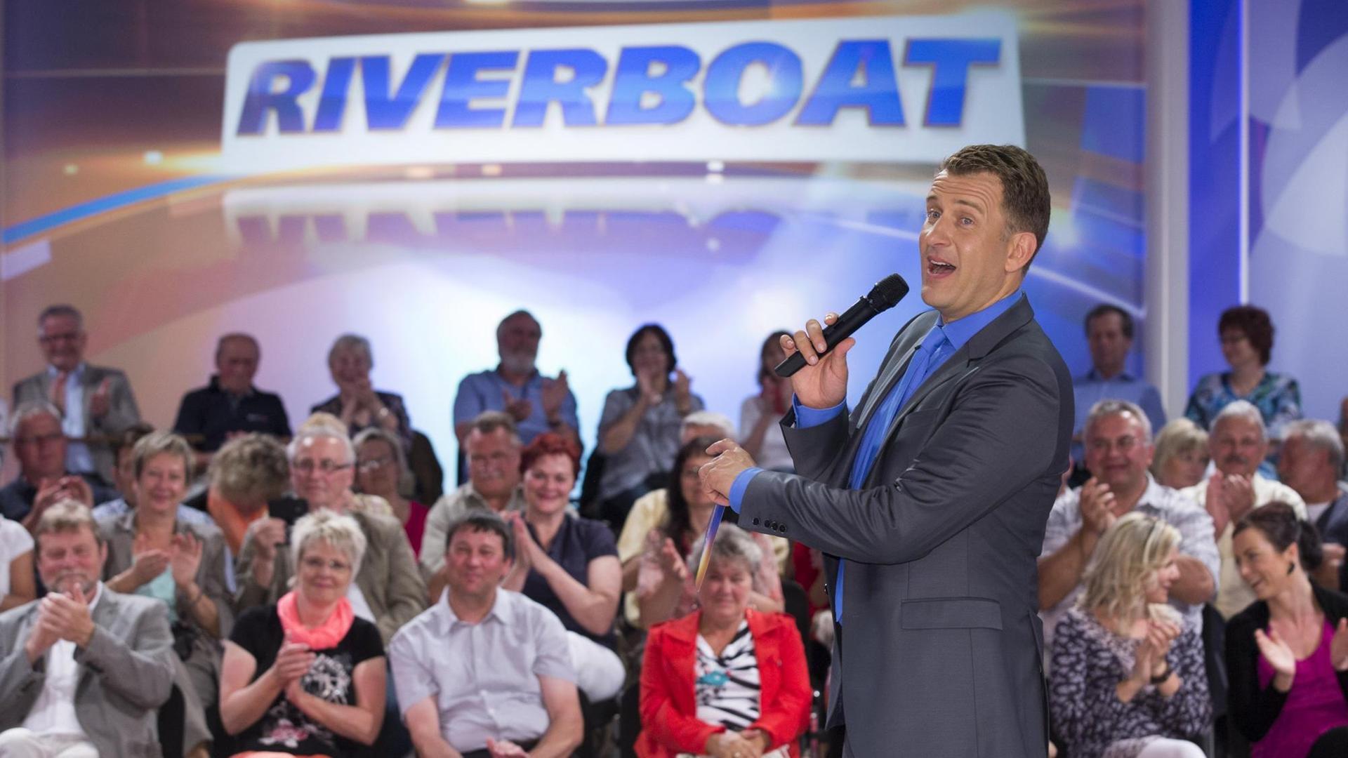 Der Moderator Rene Kindermann in der MDR-Talkshow "Riverboat"