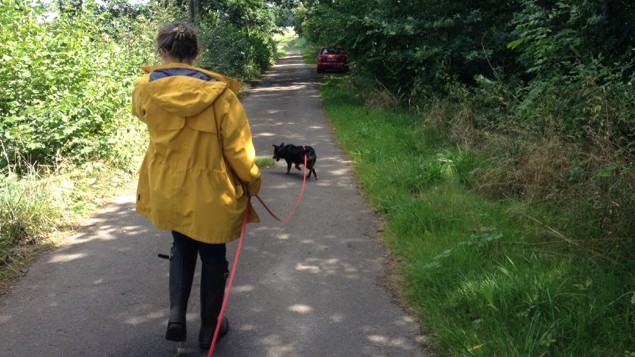 Pfarrerin Katrin Berger mit ihrem Hund Perla. Pfarrerin Katrin Berger mit ihrem Hund Perla.