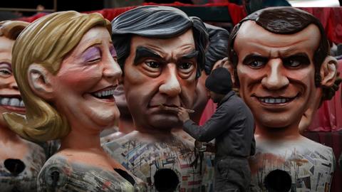 Karnevalsfiguren der drei aussichtsreichsten Präsidentschaftskandidaten Le Pen, Fillon und Macron 
