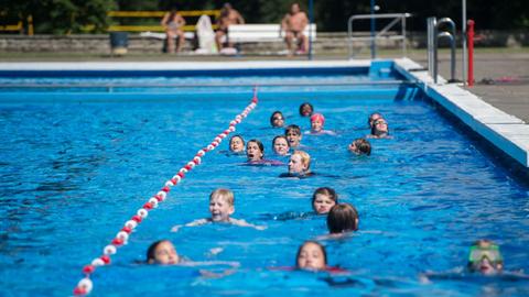 Schüler der 5. Klasse der IGS-Schule List schwimmen am 14.06.2017 im Annabad in Hannover.