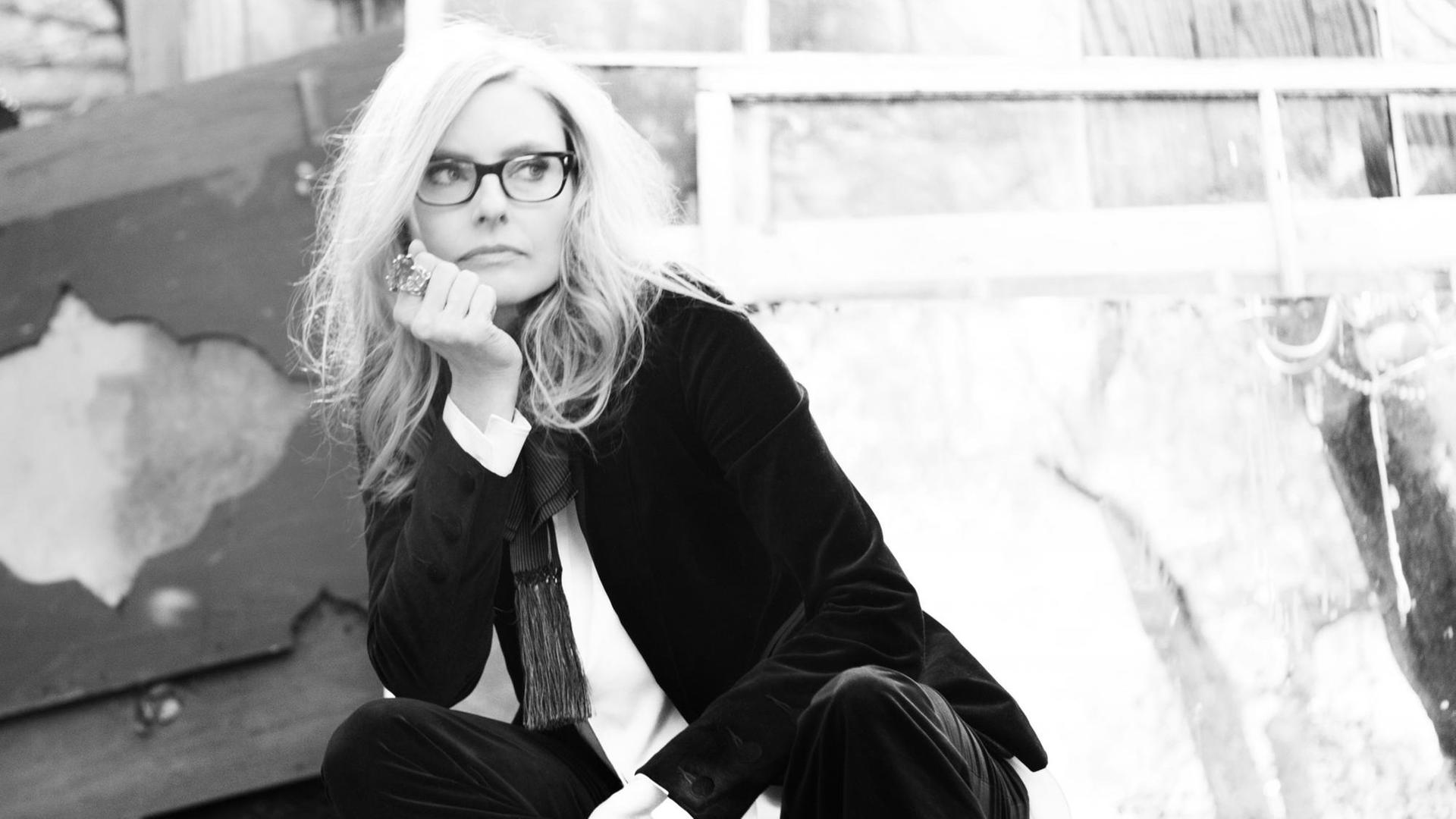 Aimee Mann auf einem Schwarz-Weiss-Foto in nachdenklicher Pose Aimee Mann auf einem Schwarz-Weiss-Foto in nachdenklicher Pose