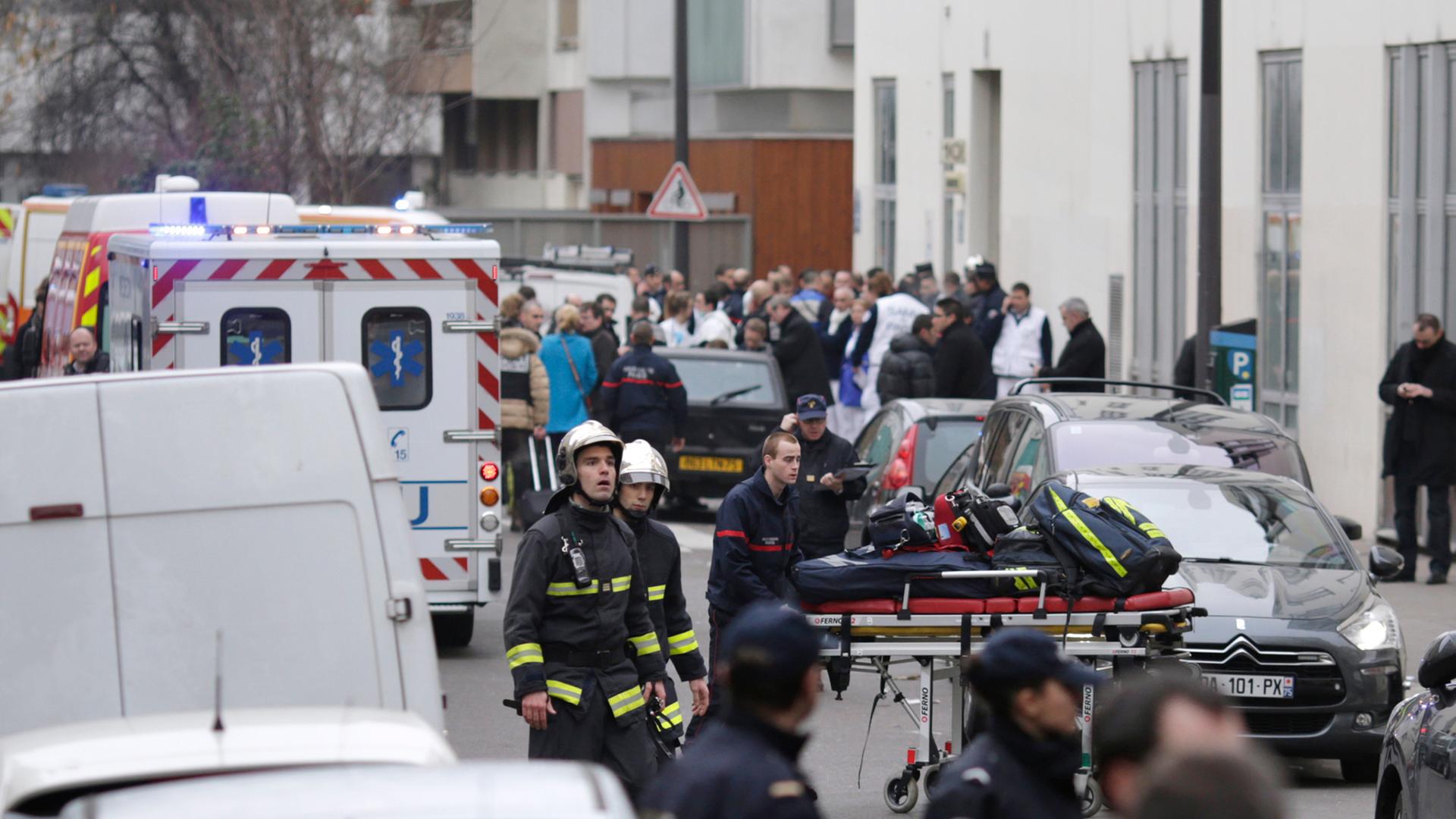 Feuerwehrleute und Polizisten vor der Redaktion der französischen Satirezeitschrift "Charlie Hebdo" Feuerwehrleute und Polizisten vor der Redaktion der französischen Satirezeitschrift "Charlie Hebdo"