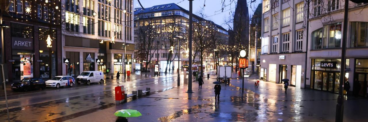 Hamburg: Nur wenige Passanten sind am Morgen in der Mönckebergstraße in der Innenstadt unterwegs. Hamburg: Nur wenige Passanten sind am Morgen in der Mönckebergstraße in der Innenstadt unterwegs.