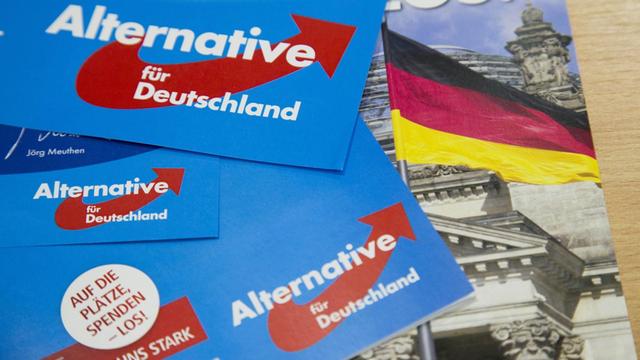 Flyer und Wahlposter der rechtspopulistischen Partei Alternative für Deutschland (AfD) in Berlin, 7.11.2016.