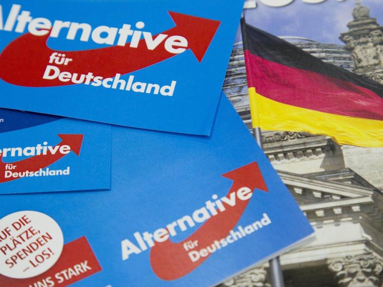 Flyer und Wahlposter der rechtspopulistischen Partei Alternative für Deutschland (AfD) in Berlin, 7.11.2016.