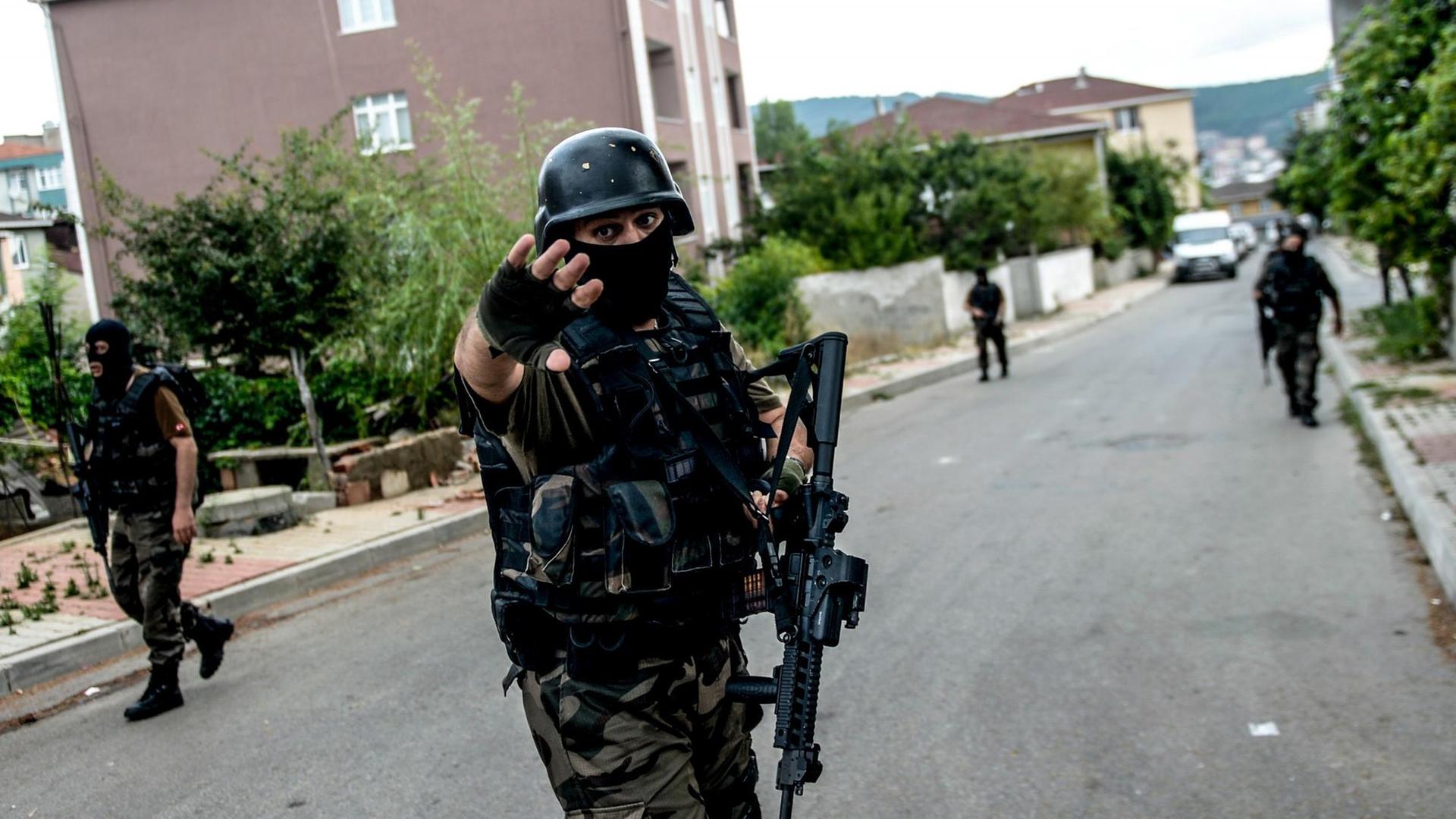 Türkische Sicherheitskräfte während eines Schusswechsels in Instanbul. Türkische Sicherheitskräfte während eines Schusswechsels in Instanbul.