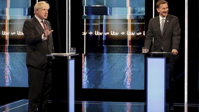 Boris Johnson und Jeremy Hunt stehen sich an Rednerpulten im Fernsehstudio gegenüber.