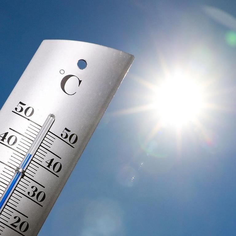 Hitzewelle in Deutschland, ein Thermometer zeigt 40 Grad