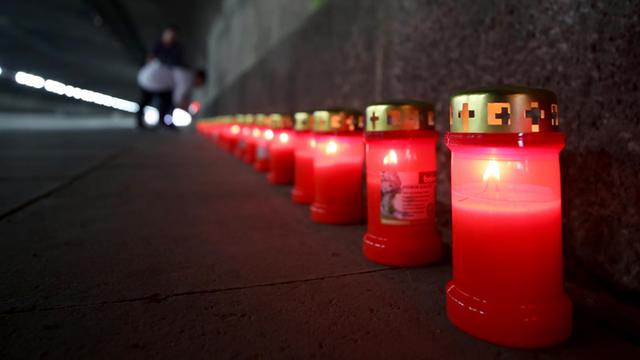 Trauerkerzen leuchten am 23.07.2017 in Duisburg (Nordrhein-Westfalen) in der "Nacht der tausend Lichter" im Tunnel zum ehemaligen Loveparade-Gelände.