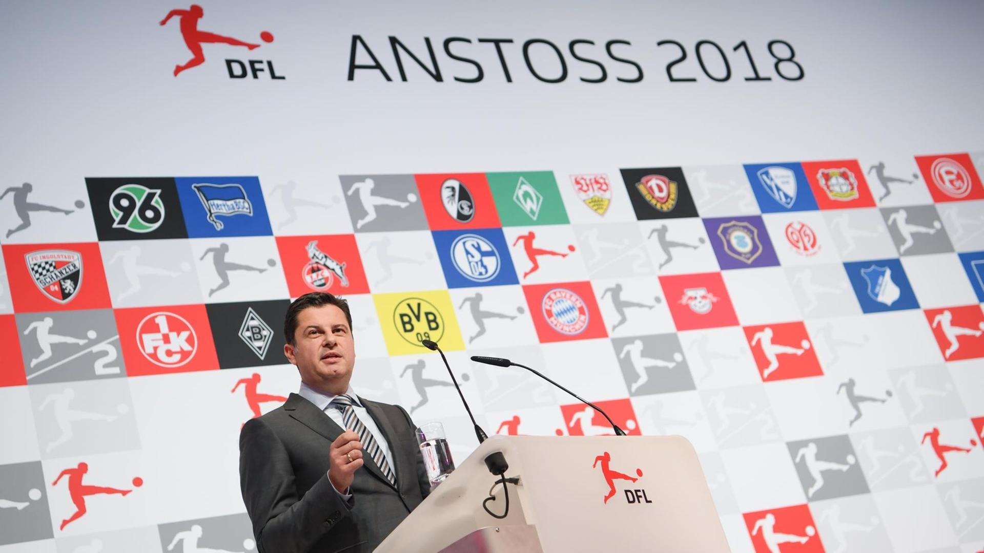 Christian Seifert, Vorsitzender der Geschäftsführung der Deutschen Fußball Liga (DFL), spricht am 16.01.2018 auf dem DFL-Neujahrsempfang in Frankfurt am Main (Hessen). Foto: Arne Dedert/dpa | Verwendung weltweit Christian Seifert, Vorsitzender der Geschäftsführung der Deutschen Fußball Liga (DFL), spricht am 16.01.2018 auf dem DFL-Neujahrsempfang in Frankfurt am Main (Hessen). Foto: Arne Dedert/dpa | Verwendung weltweit