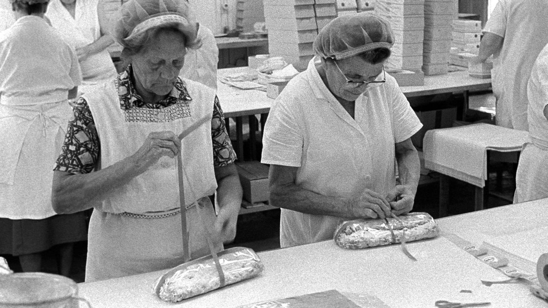 Frauen beim verpacken von Christstollen in einer Dresdener Bäckerei Frauen beim verpacken von Christstollen in einer Dresdener Bäckerei