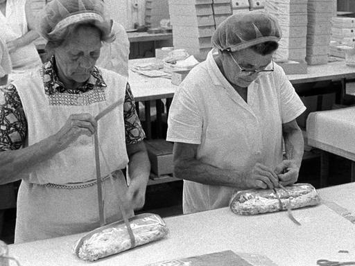 Frauen beim verpacken von Christstollen in einer Dresdener Bäckerei