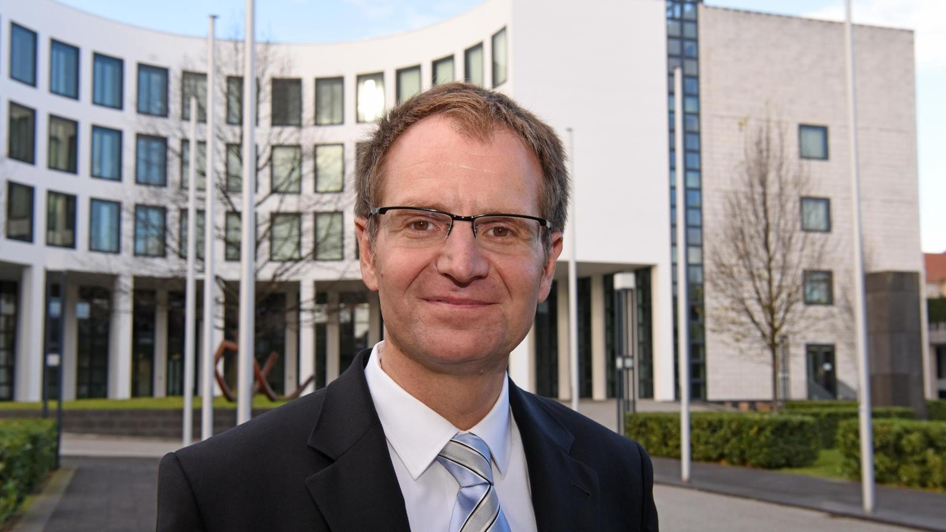 Generalbundesanwalt Peter Frank vor der Bundesanwaltschaft in Karlsruhe. Generalbundesanwalt Peter Frank vor der Bundesanwaltschaft in Karlsruhe.
