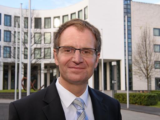 Generalbundesanwalt Peter Frank vor der Bundesanwaltschaft in Karlsruhe.