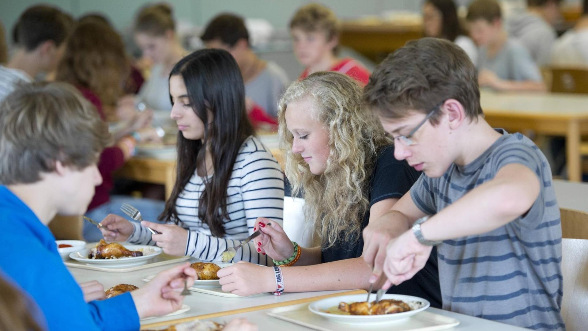 Schüler beim Mittagsessen in der Schulkantine/Schulmensa an einer Ganztagsschule.