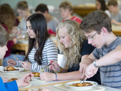 Schüler beim Mittagsessen in der Schulkantine/Schulmensa an einer Ganztagsschule.