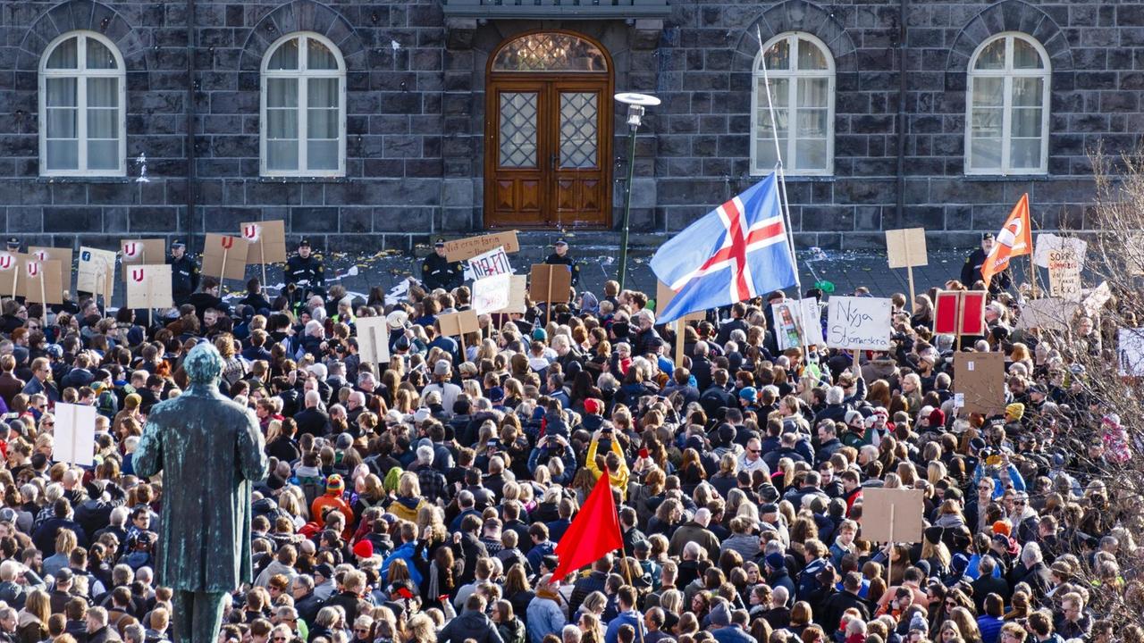 Demonstranten vor dem Parlament in Reykjavík fordern den Rücktritt von Ministerpräsident Gunnlaugsson. Demonstranten vor dem Parlament in Reykjavík fordern den Rücktritt von Ministerpräsident Gunnlaugsson.