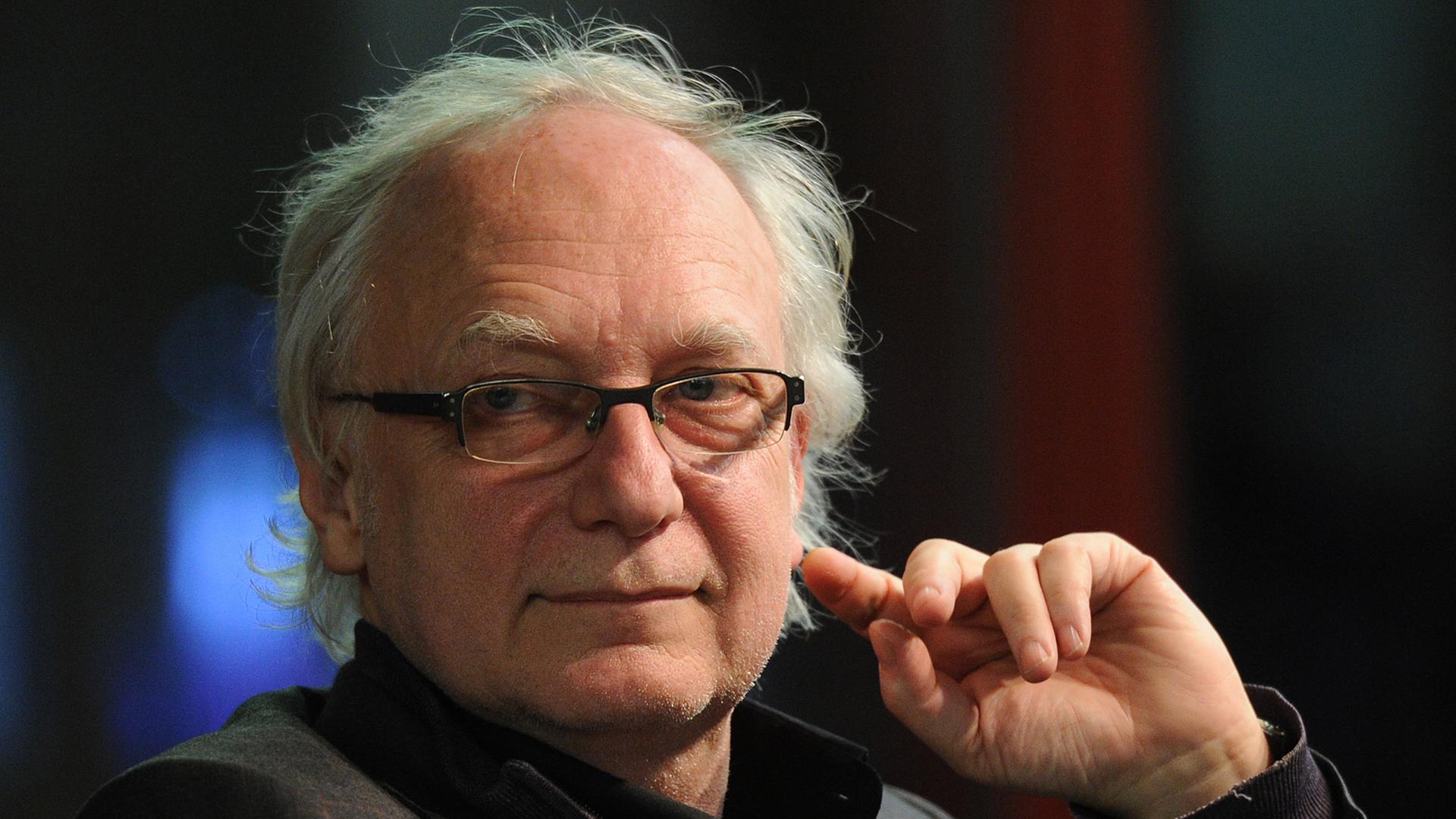 Der Kulturwissenschaftler Claus Leggewie sitzt am 12.03.2013 in Köln (Nordrhein-Westfalen) bei einer Lesung seines Buches "Zukunft im Süden" im Rahmen des Literaturfestivals Lit.Cologne auf der Bühne.