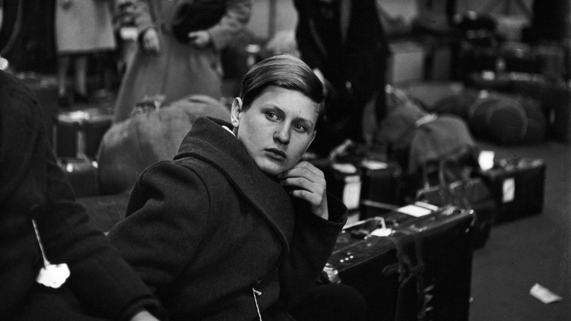 Ein DP-Junge in der Ankunftshalle von New York, 1947/48. Ein DP-Junge in der Ankunftshalle von New York, 1947/48.