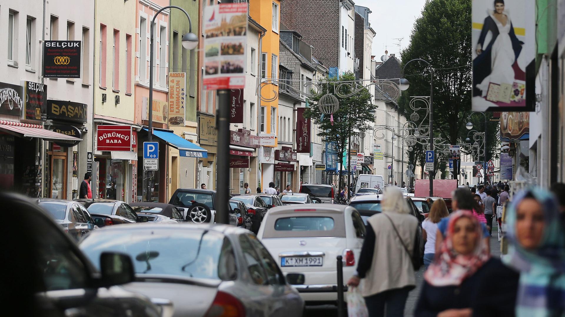 Die Keupstraße fotografiert am 02.06.2014 in Köln (Nordrhein-Westfalen). Am Pfingstmontag ist es genau zehn Jahre her, dass vor dem Friseursalon in der Kölner Keupstraße eine Bombe explodierte. Die Keupstraße fotografiert am 02.06.2014 in Köln (Nordrhein-Westfalen). Am Pfingstmontag ist es genau zehn Jahre her, dass vor dem Friseursalon in der Kölner Keupstraße eine Bombe explodierte.