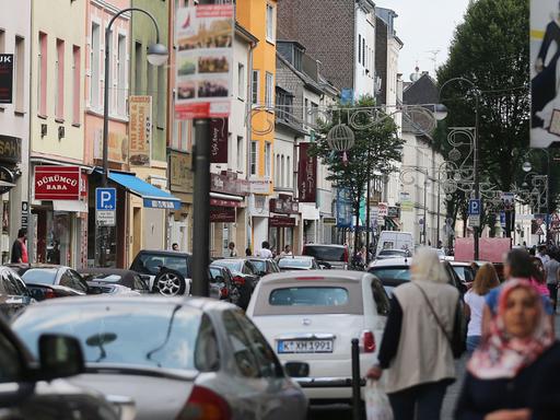 Die Keupstraße fotografiert am 02.06.2014 in Köln (Nordrhein-Westfalen). Am Pfingstmontag ist es genau zehn Jahre her, dass vor dem Friseursalon in der Kölner Keupstraße eine Bombe explodierte.